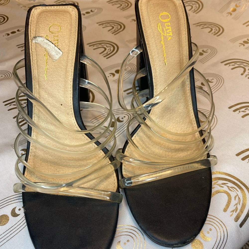 Elegant Black and White Heels with Timeless Design